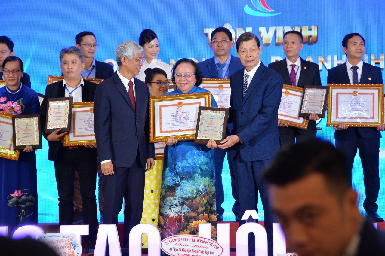 Bà Nguyễn Thị Hoa Lệ - Chủ tịch Hội Đồng Quản Trị, Tổng Giám Đốc nhận giải Doanh nhân tiêu biểu Tp.HCM năm 2022